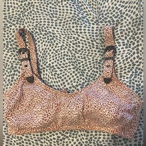 Bikini top with buckles